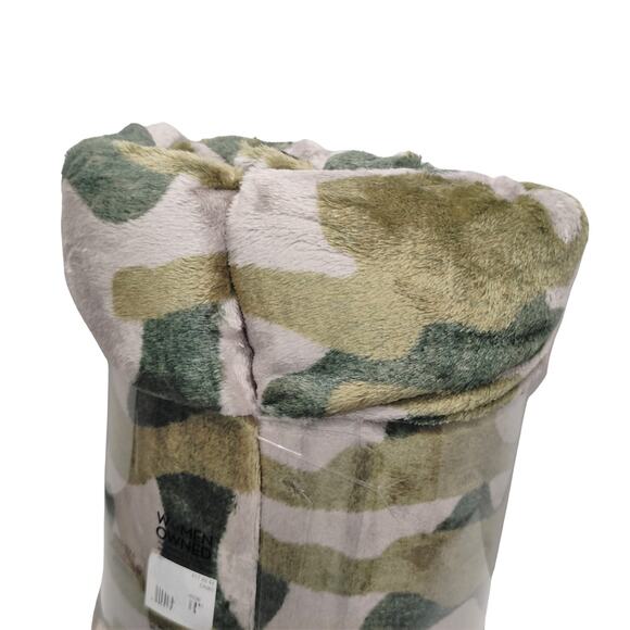 The Big One Camo Oversized Plush Throw - Picture 3 of 3